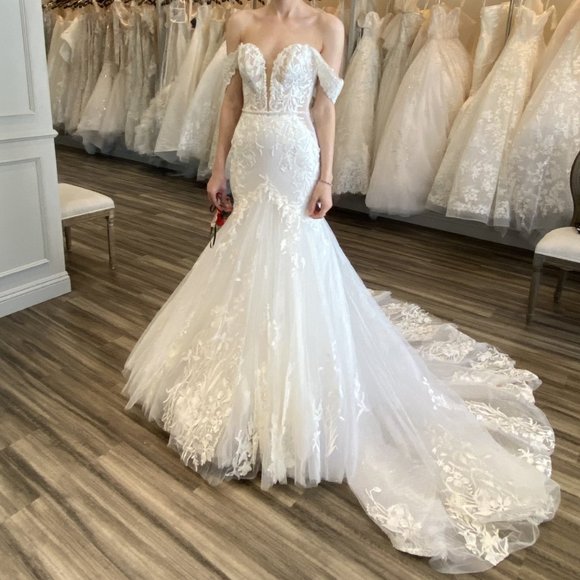 Martina Liana Wedding Gown - Picture 3 of 10